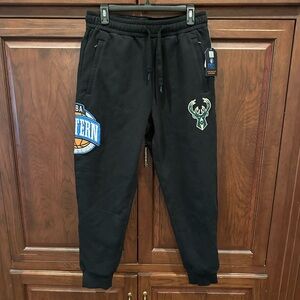 NWT Milwaukee Bucks joggers sz M